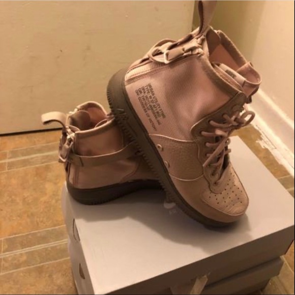 Nike Womens WMNS SF Air Force 1 Mid 'Siltstone Red'
Sneakers/Shoes Size 10 - Picture 3 of 3